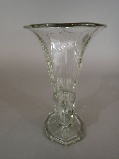 Vase en verre moulé de style Art déco.