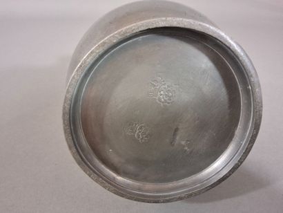 Chope en étain, cachets au revers (haut....