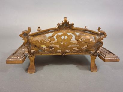 Ecritoire en laiton doré de style néo-Renaissance...