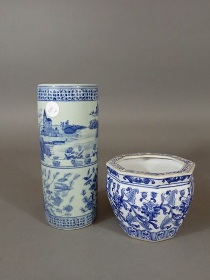 Lot comprenant un petit cache-pot en porcelaine...