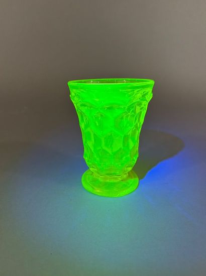 Verre en ouraline de teinte vert-jaune, décor...