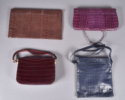 ANONYME. Petit sac en cuir bordeaux façon...