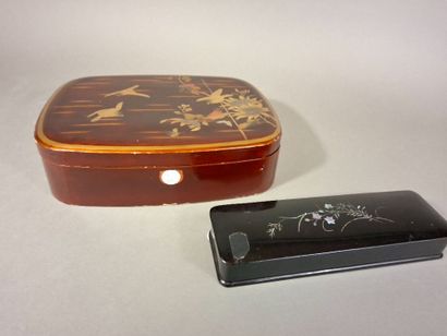 JAPON, Grande boîte en laque à décor d'oiseaux...