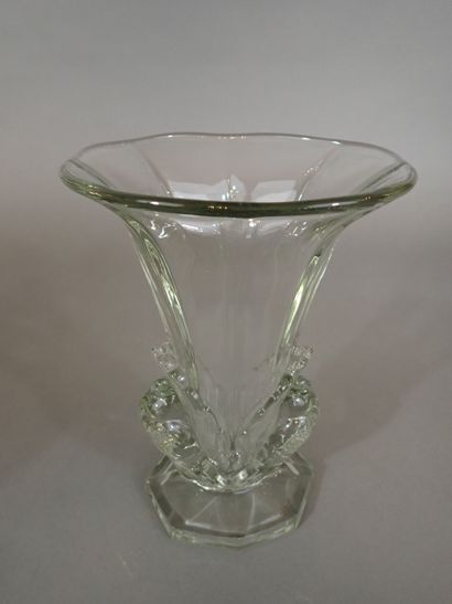 Vase en verre moulé de style Art déco.