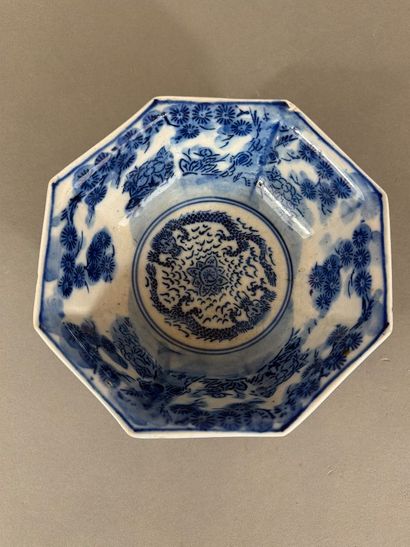 ASIE - Bol en porcelaine blanc bleu de forme...