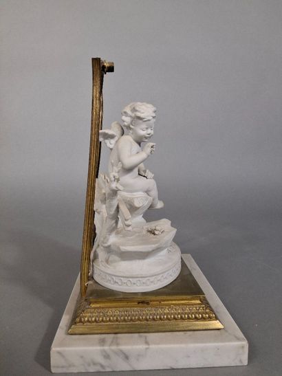 Sujet en biscuit figurant un angelot sur...