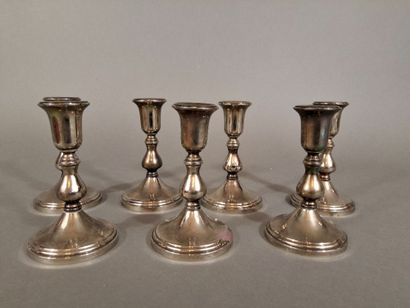 Lot de 7 bougeoirs en métal argenté, la base...
