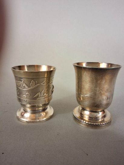 Lot de 4 coquetiers et gobelet en métal argenté...