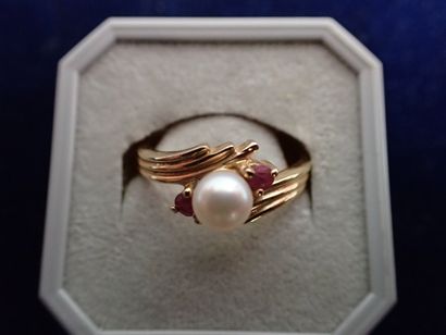 Bague en métal doré centrée d'une perle de...