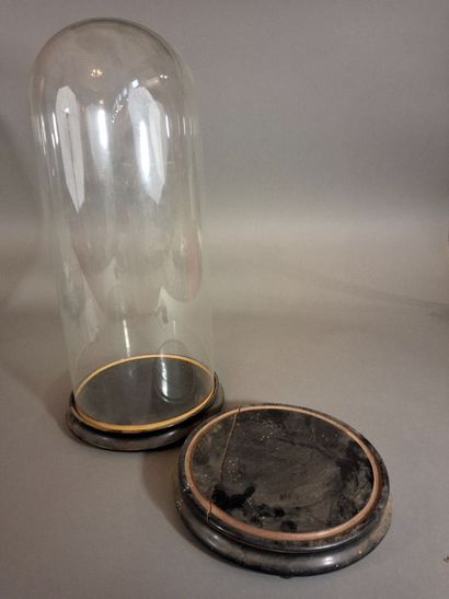 Globe rond en verre, socle en bois noirci....