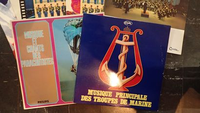 ***Lot de 8 disques 33t chants et musiques...