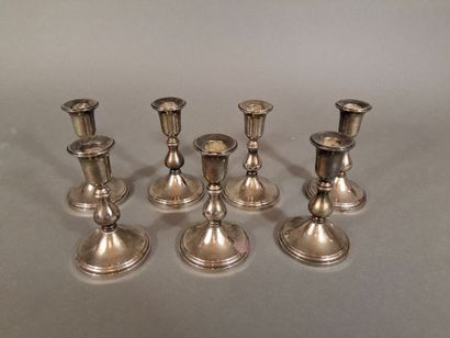 Lot de 7 bougeoirs en métal argenté, la base...