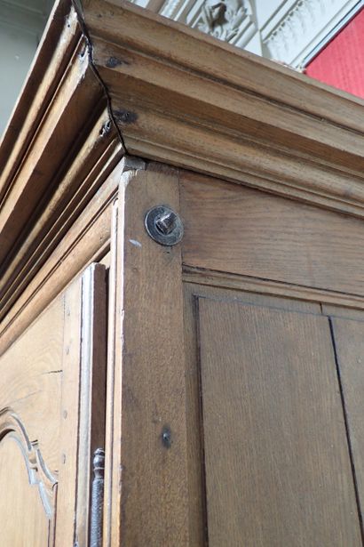Armoire en chêne mouluré ouvrant à deux vantaux...