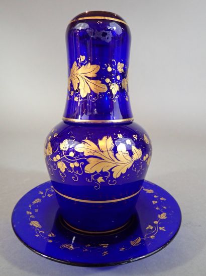 Service de nuit en verre bleu cobalt, comprenant...