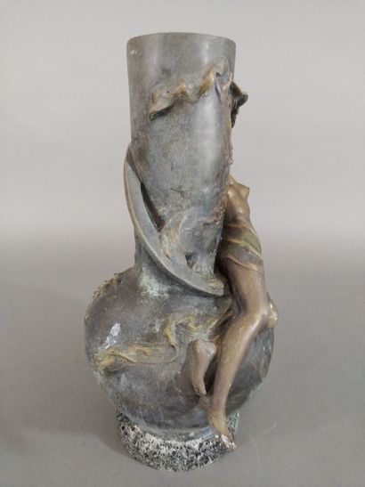 Vase en régule de style Art nouveau à décor...