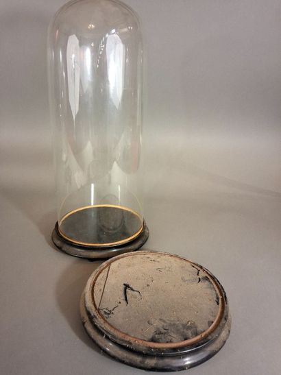 Globe rond en verre, socle en bois noirci....