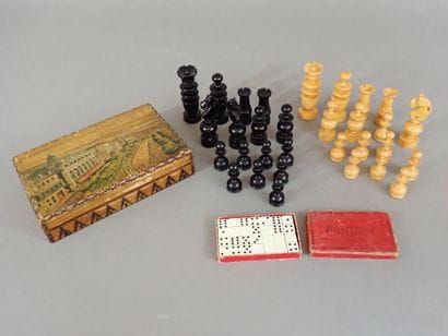 Lot de pièces de jeu d'échec en bois tourné...