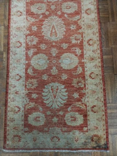 ***TAPIS Galerie en laine dans les tons rouges...