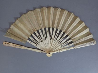Eventail plié en os repercé de doré, la feuille...