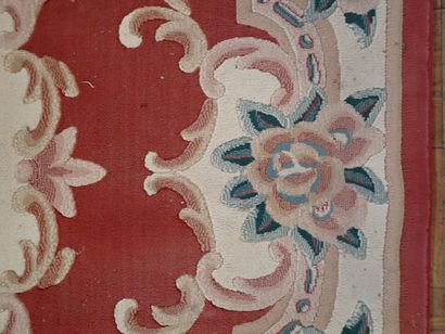 Tapis Art déco ovale dans les tons rouge...