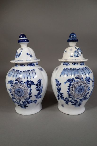 DELFT paire de pots couverts en faïence blanc...