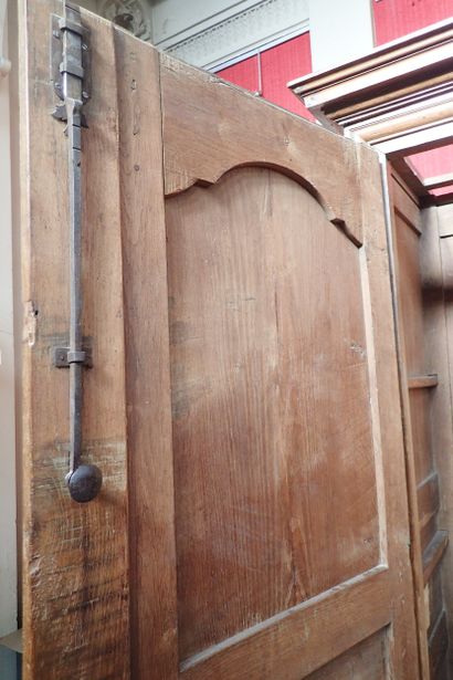 Armoire en chêne mouluré ouvrant à deux vantaux...