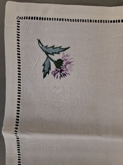 Nappe et 12 serviettes en coton blanc à décor...