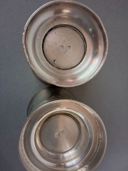 Lot de 4 coquetiers et gobelet en métal argenté...