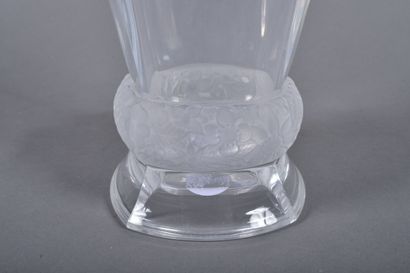 J.G. DURAND - France. Grand vase en cristal...