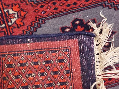 Tapis d'Orient en laine à décor stylisé dans...