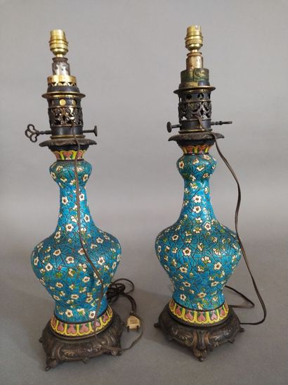 Paire de lampes en régule et gourde en faïence...