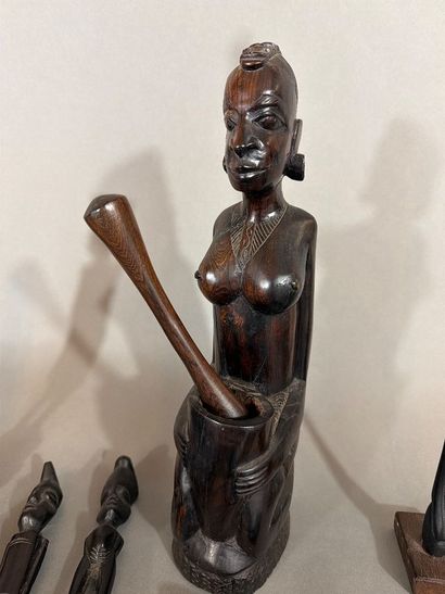 Ensemble de statues et du sculptures en bois...
