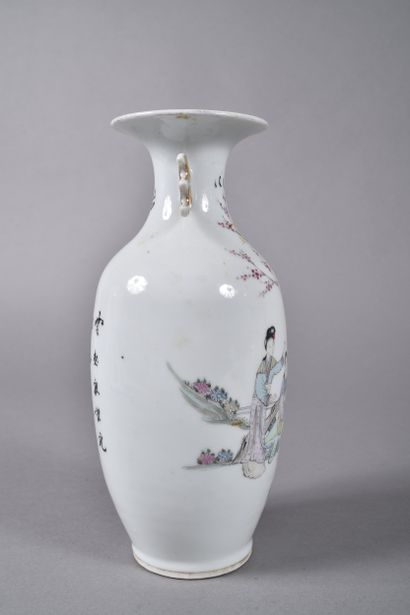 CHINE, début du XXe siècle
Vase en porcelaine,...