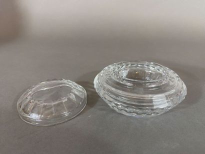 BACCARAT - Boîte a poudre en cristal taillé,...