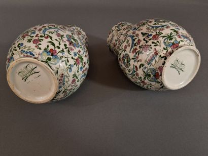 LUNEVILLE, Paire de vases en faïence à décor...