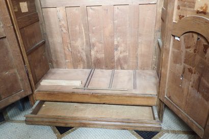 Armoire en chêne mouluré ouvrant à deux vantaux...