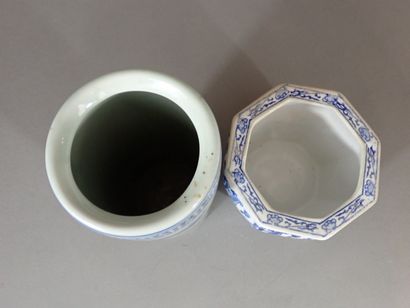 Lot comprenant un petit cache-pot en porcelaine...