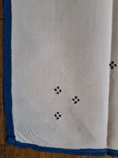Nappe en coton blanc à décor d'étoiles stylisées...