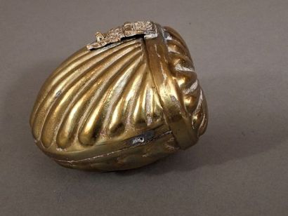 Boite en métal à décor de coquilles, le fermoir...