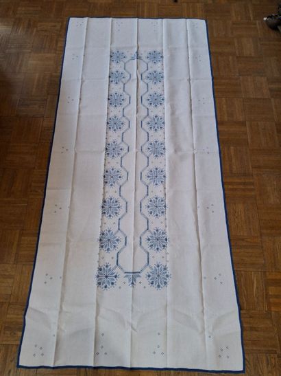 Nappe en coton blanc à décor d'étoiles stylisées...