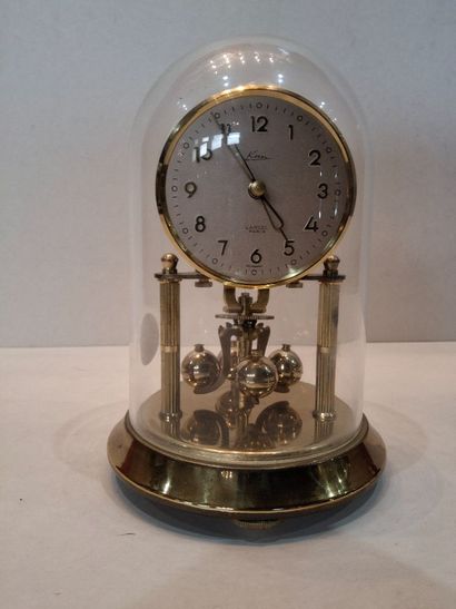LANCEL - KERN. Pendule de table sous blobe...