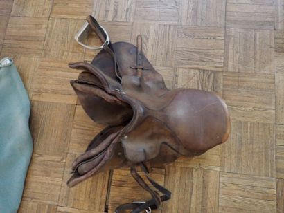 [Equitation] Lot comprenant une selle en...