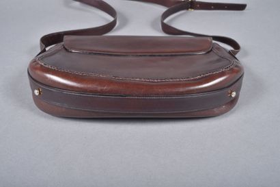 AUBERCY. Sac besace en cuir marron, anse...