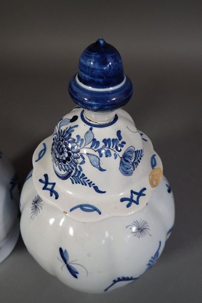 DELFT paire de pots couverts en faïence blanc...