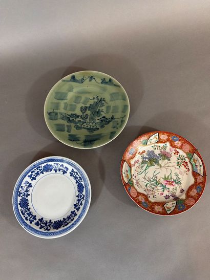 Ensemble de trois assiettes en porcelaine...