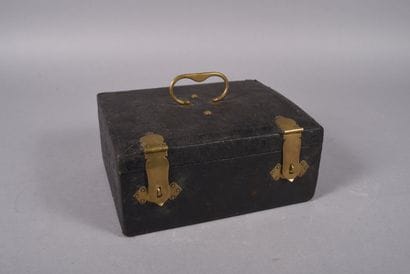 Coffret en cuir noir à fermetures et poignée...