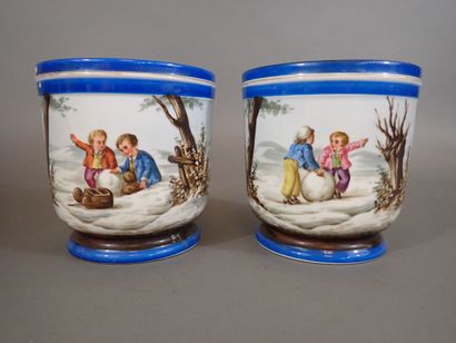 Paire de cache pots en porcelaine à décor...