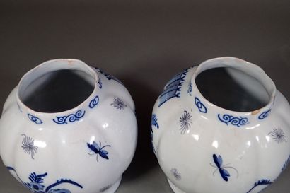 DELFT paire de pots couverts en faïence blanc...