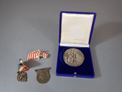 ***Ensemble comprenant : Médaille Française...