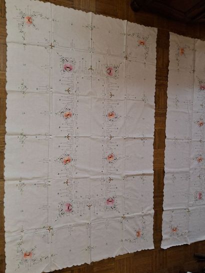 Paire de nappes et 23 serviettes en coton...